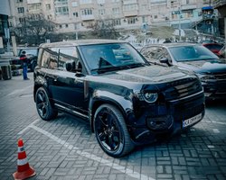 Компактна ракета: у Києві помітили рідкісний заряджений Land Rover за 8 мільйонів (фото)
