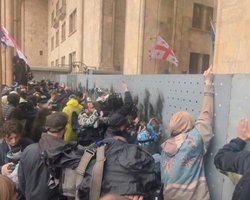 Жесткие задержания и водометы в Тбилиси: в Грузии протестуют против закона об "иноагентах" (видео)