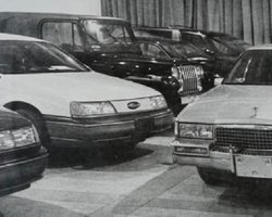 Виявлено архівні фото одного з перших автосалонів в Україні: які машини там продавали