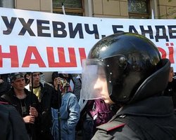 В Луганске потребовали убрать руки от Бандеры и Шухевича