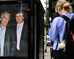 Новые файлы Эпштейна: из опубликованных документов куда-то исчезла фотография Трампа — что это за фотография