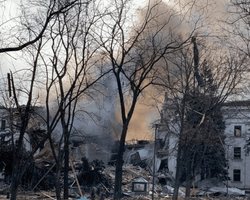 Живые взрослые и дети выходят из бомбоубежища под драмтеатром в Мариуполе, – Денисова