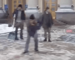 Харьковские коммунальщики "облагораживают" район пожара перед приездом Зеленского (видео)