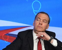 Медведєв відповів Трампу: назвав заяву про підводні човни біля Росії "блефом"