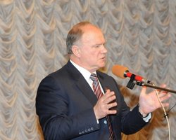 Зюганов: Как может знамя Победы не соответствовать Конституции?