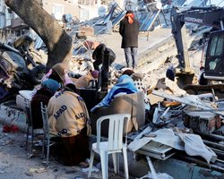 Пострадавшие от землетрясения в Турции спят в поездах, палатках и теплицах (видео)