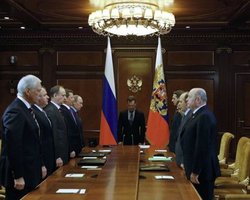 Медведев поблагодарил членов правительства РФ и пожелал Путину успехов