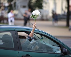 Цветы лучше пуль. Как в Беларуси проходят дневные протесты