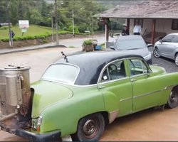 Виявлено старовинний Chevrolet, який майже 50 років їздить на дровах (відео)