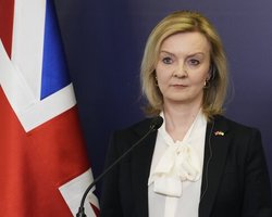 Министр иностранных дел Лиз Трасс присоединилась к гонке за пост премьера Британии