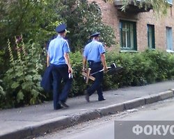 Милиционеры тоже пьют пиво на улице (фото)