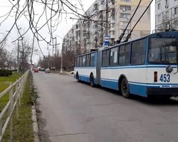 Орієнтовно на тиждень: в Херсоні через безпекову ситуацію не ходитимуть тролейбуси