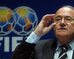 Президент ФИФА выступил за введение технологии по определению забитого гола