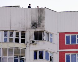 Чудом не пострадали: появились кадры попадания дрона в жилой дом в Новой Москве (видео)