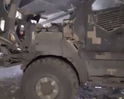 Боец ВСУ показал последствия атаки управляемой ракеты в бронеавтомобиль MaxxPro (видео)