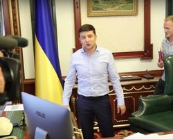 Зеленский провел экскурсию в своем рабочем кабинете