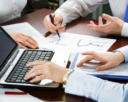 СМИ разбирались в причинах и последствиях обвала на мировых фондовых рынках