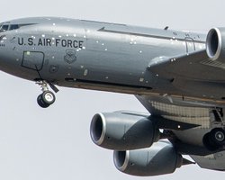 Удари Ірану по базах США: у Британії приземлився літак-заправник у слідах від шрапнелі (фото)