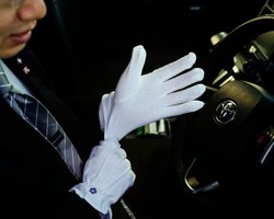 Водители могут получить штраф более 50 000 гривен за управление авто в перчатках