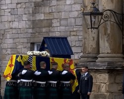 Гроб с телом королевы Елизаветы II увезли из Балморала в Эдинбург (фото)