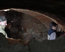У Івано-Франківську знайшли древні підземелля: вхід ховався у центрі міста (фото)