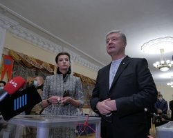 Порошенко проголосовал на выборах и назвал "ерундой" опрос от Зеленского