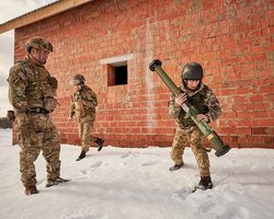 Почерк ЭТА: журналисты – о бомбе в конверте для компании из Испании, чьи гранатометы помогли отстоять Киев