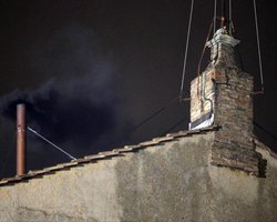 Ватикан раскрыл состав окраски дыма, информирующего о выборах понтифика