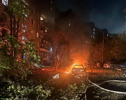 ЗС РФ атакували Запоріжжя дронами та КАБ: зруйновані житлові будинки, палає підприємство (фото)