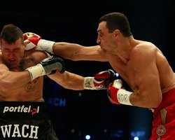 Владимир Кличко победил Мариуша Ваха и защитил четыре пояса 