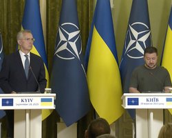 Столтенберг неожиданно прибыл в Киев и поделился подробностями контрнаступления ВСУ (фото)