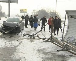 В Киеве девушка на Mitsubishi влетела в остановку с людьми