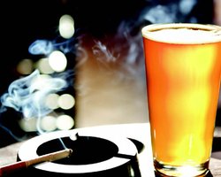 В Киеве запретят курить за столиками в кафе