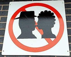 В венском метро запретили поцелуи и громкие разговоры по телефону 