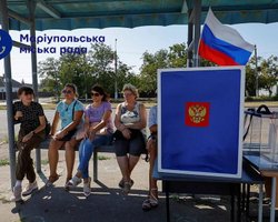 "Насмешка над демократией": жителей Мариуполя вынуждают "голосовать" в полевых условиях (фото)