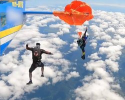 Секунды до катастрофы: мужчина повис на высоте 4,5 км, зацепившись за самолет (видео)