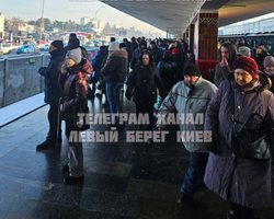 Зупинки переповнені: у Києві через зміни у роботі метро сотні людей чекають транспорт (відео)