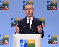 Столтенберг отказался спекулировать о "сапоге НАТО" на украинской земле до завершения войны