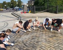 Дрифт на Софійській площі в Києві: Alyona Alyona приїхала чистити плитку (відео)