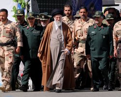 Сидит в бункере без связи: верховный лидер Ирана выбрал трех преемников на случай своей смерти