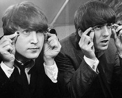 Гитара The Beatles ушла с молотка за $408 тыс