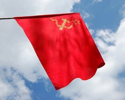 В Конституционный Суд поступила жалоба на красный флаг