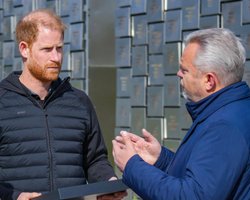 "Вдячний герцогу за візит": принц Гаррі відвідав Бучу та вшанував пам'ять жертв війни (фото)