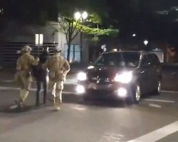 В США копы на машинах без номеров без объяснения причин задерживали протестующих