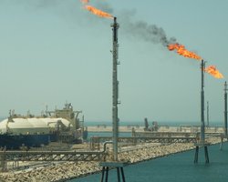 Цены вырастут вдвое, на заправках очереди: Катар остановил добычу газа после атак Ирана