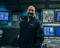 "Ти — космос": рецензія на фільм про останніх закоханих на Землі