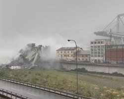 В Генуе рухнул мост
