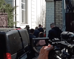 Охрана Медведчука не дает следователям вручить политику подозрение, – СМИ (видео)