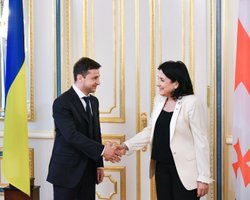 Зеленский провел первые официальные переговоры на посту президента