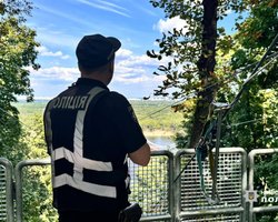 НП на зіплайні в Києві: водолази після настання темряви зупинять пошуки хлопця, — ДСНС